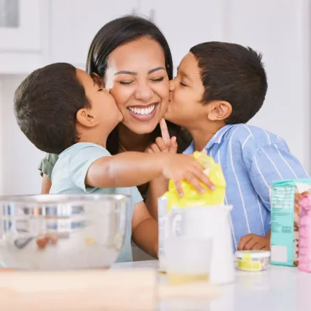 صورة أم مع أطفالها