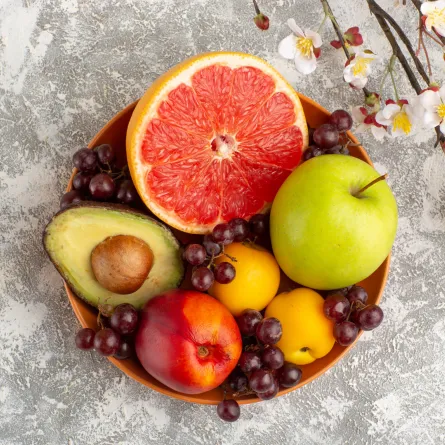 من الضروري تبنّي نظام غذائي متوازن يدعم الصحة العامة  Image by KamranAydinov on Freepik