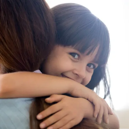 صورة لطفلة تحتضن أمها