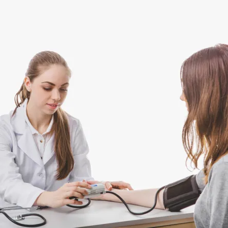 امرأة تقيس ضغط الدم لدى طبيبة - المصدر freepik