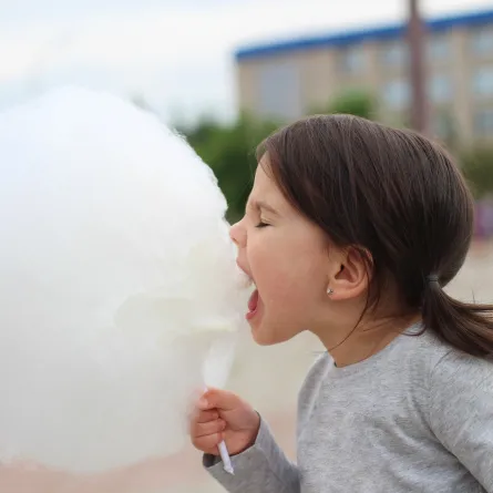 صورة لطفلة تتناول الحلوى