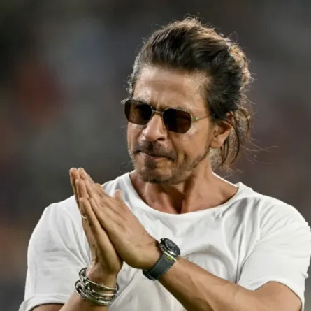 شاروخان في ملعب ناريندرا مودي في أحمد آباد (Shah Rukh Khan in the Narendra Modi Stadium of Ahmedabad). مصدر الصورة: Punit PARANJPE / AFP