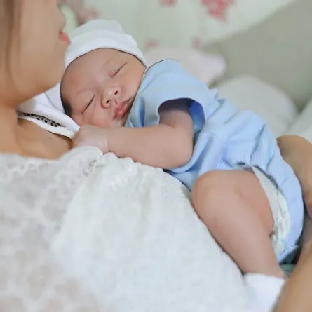 صورة لأم ومولودها بعد الولادة