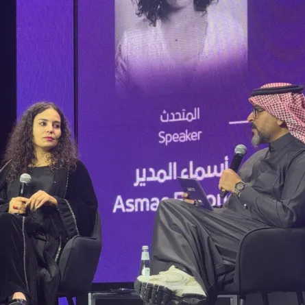 المخرجة المغربية أسماء المدير والناقد السينمائي عبد الله العقيبي من الجلسة الحوارية - الصورة خاصة بسيدتي تصوير معتز الشافعي