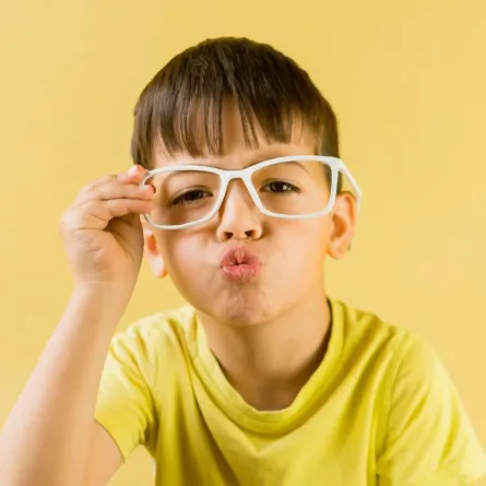 صورة لطفل يرتدي نظارة