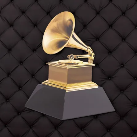 غرامافون ذهبي شهير يُعرف باسم شعار غرامي في حفل LA Live في لوس أنجلوس، كاليفورنيا (The famous gold gramophone best know as the Grammy logo at LA Live, in Los Angeles, California). مصدر الصورة: AFP / VALERIE MACON