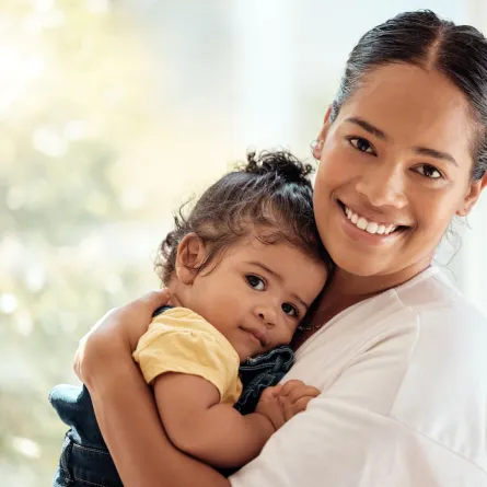 صورة أم تحمل الطفل