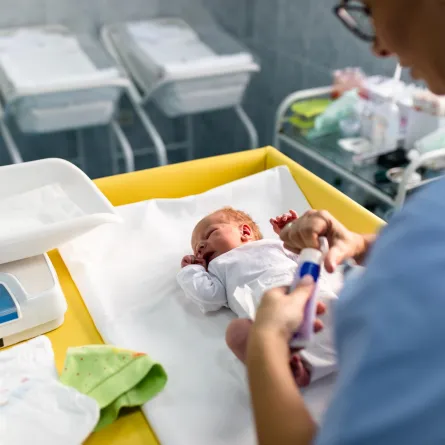 صورة لطبيب يفحص طفلاً رضيعاً