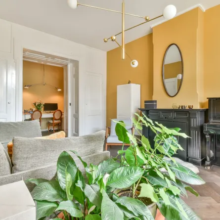 غرفة معيشة واسعة، مع جدران مطلية بطلاء أصفر 