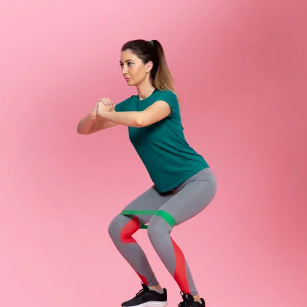 امرأة تمارس تمارين رياضية لشد الساقين Image by KamranAydinov on Freepik