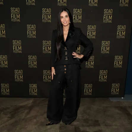 ديمي مور في سافانا، جورجيا (Demi Moore in Savannah, Georgia). مصدر الصورة: Dia Dipasupil / GETTY IMAGES NORTH AMERICA / Getty Images via AFP