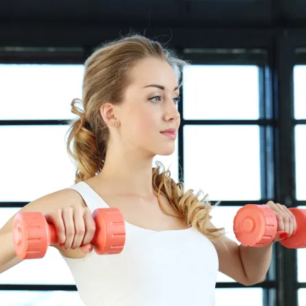 تمارين القوة تساهم بالتقليل من فرص الإصابة بنوبات والسكتات القلبية Image by Racool_studio on Freepik