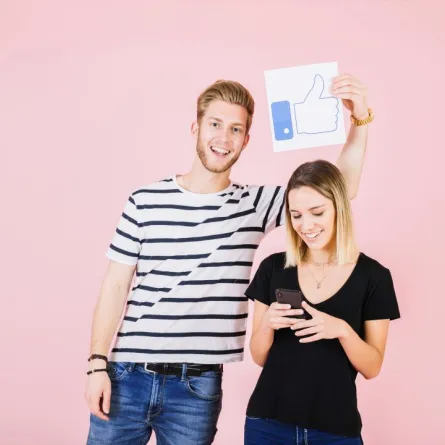 صورة شاب وفتاة منشغلين بوسائل التواصل الاجتماعي