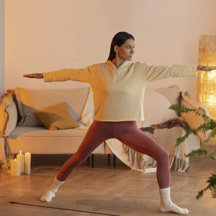 امرأة تمارس الرياضة في المنزل