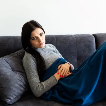 صورة لسيدة لديها أعراض لتغيرات هرمونية