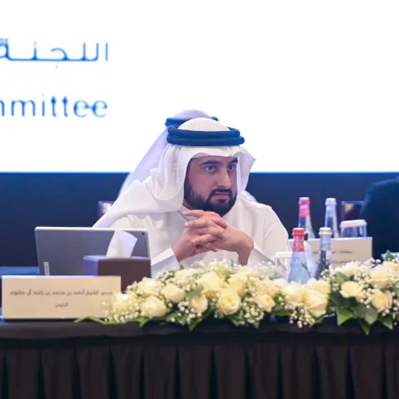 الشيخ أحمد بن محمد بن راشد آل مكتوم خلال ترؤسه لاجتماع الجمعية العمومية للجنة الأولمبية الوطنية. الصورة من مكتب دبي الإعلامي