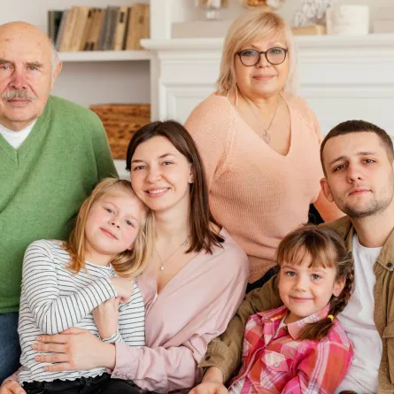 عائلة سعيدة بالأبناء والاحفاد