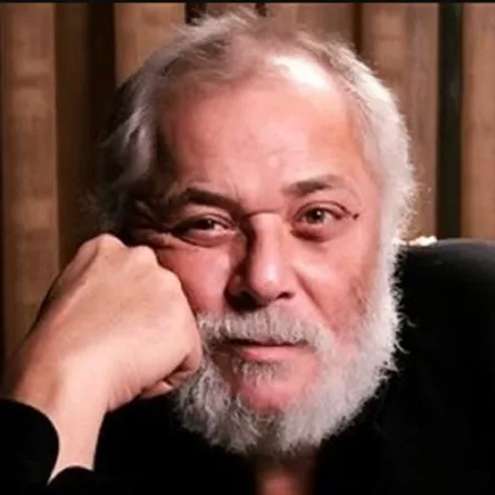 في ذكراه الثامنة.. تعرفوا إلى تفاصيل علاقة محمود عبد العزيز بأم أولاده