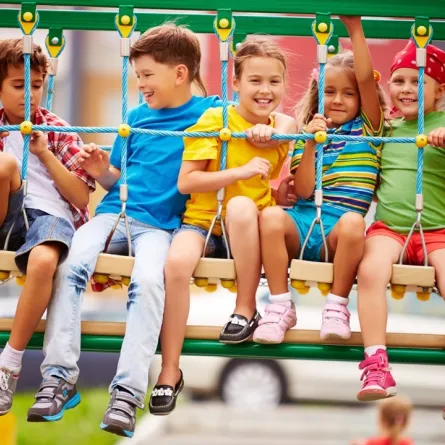 صورة لأطفال يلعبون معاً