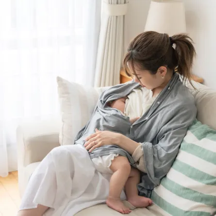 صورة لأم تُرْضِع طفلها