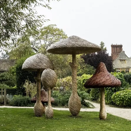 منحوتات خشبية طويلة على شكل فطريات