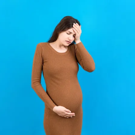 صورة لامرأة تشعر بالألم