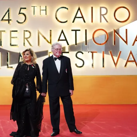 حسين فهمي وزوجته على السجادة الحمراء في حفل افتتاح مهرجان القاهرة الصورة من المركز الاعلامي للمهرجان
