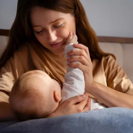 صورة لأم ترضع مولودها