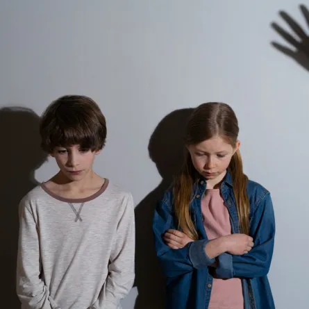 صورة لطفلين يشعران بالخوف