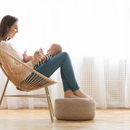 صورة لأم تتواصل مع رضيعها