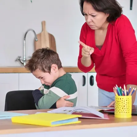 صورة لأم تعاقب طفلها