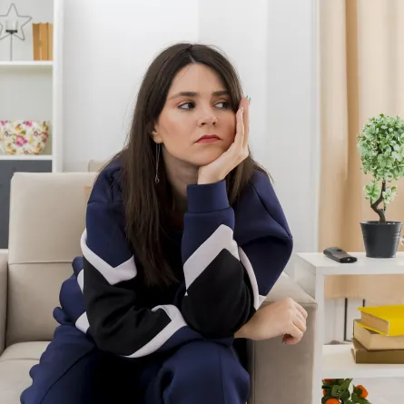 صورة لامرأة تشعر بالحزن