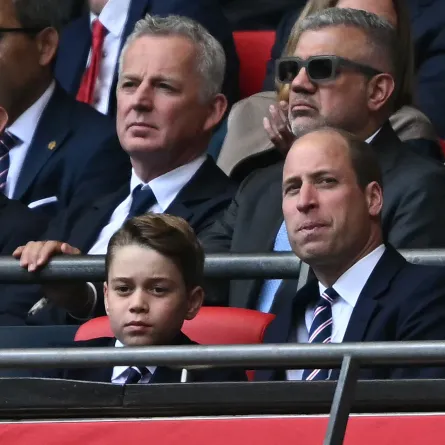 الأمير جورج مع والده الأمير ويليام في المباراة النهائية لكأس الاتحاد الإنجليزي لكرة القدم في ملعب ويمبلي (Prince George with his father Prince William at the FA Cup Final at Wembley Stadium). مصدر الصورة: Ben Stansall / AFP
