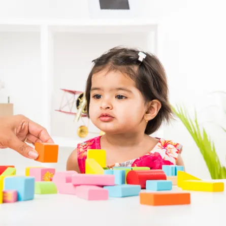 طفلة ملتحقة بالحضانة. الصورة من مكتب أبوظبي الإعلامي