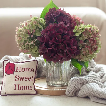 غرفة معيشة دافئة مزينة بالأزهار