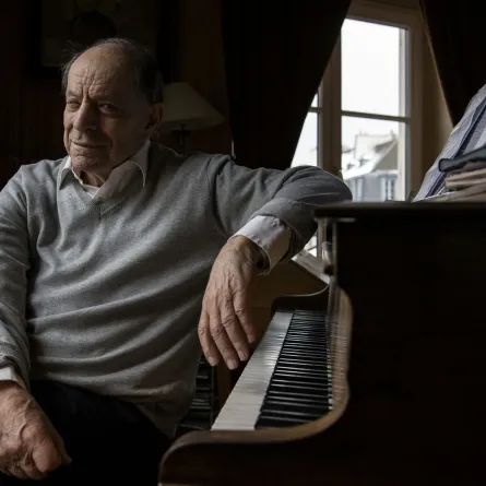 تشارلز دومون في شقته في باريس (Charles Dumont at his apartment in Paris). مصدر الصورة:  CHRISTOPHE ARCHAMBAULT / AFP