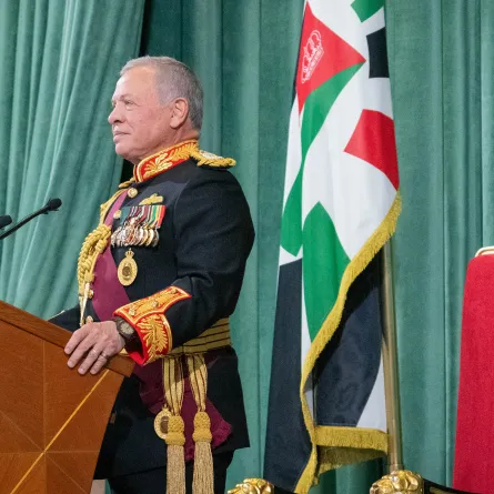 الملك عبد الله الثاني يلقي كلمة في افتتاح الدورة العادية لمجلس الأمة العشرين في عمان ( King Abdullah II delivers a speech at the opening of the 20th regular session of the National Assembly in Amman ). مصدر الصورة: Chris Setian / Jordanian Royal Palace / AFP