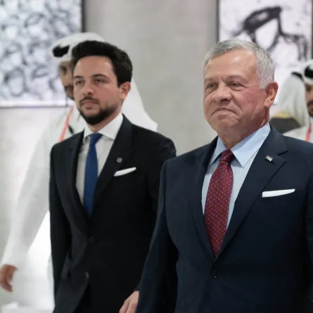 الملك عبدالله الثاني وابنه ولي العهد الحسين في افتتاح بطولة كأس العالم لكرة القدم قطر 2022 ( King Abdullah II and his son Crown Prince Hussein at the opening of the FIFA World Cup Qatar 2022). مصدر الصورة: Yousef ALLAN / Jordanian Royal Palace / AFP