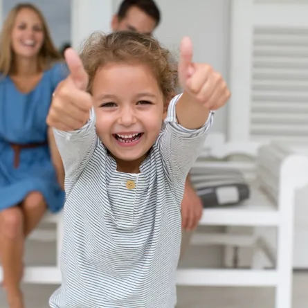 صورة لطفلة تشير بعلامة النصر