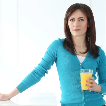 امرأة تتناول عصير البرتقال المصدر freepik