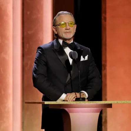 دانيال كريغ خلال حفل توزيع جوائز Governors Awards لعام 2024 في مسرح دولبي في هوليوود، كاليفورنيا (Daniel Craig during the 2024 Governors Awards at Dolby Theatre in Hollywood, California). مصدر الصورة: Kevin Winter/Getty Images/AFP
