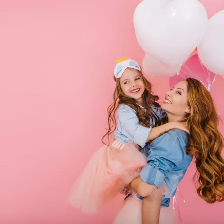صورة لأم تحتفل مع طفلتها