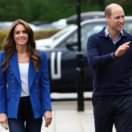 كيت ميدلتون ترتدي بنطلون جينز بقصة ضيقة مع بليزر باللون الأزرق وتوب بيضاء اللون