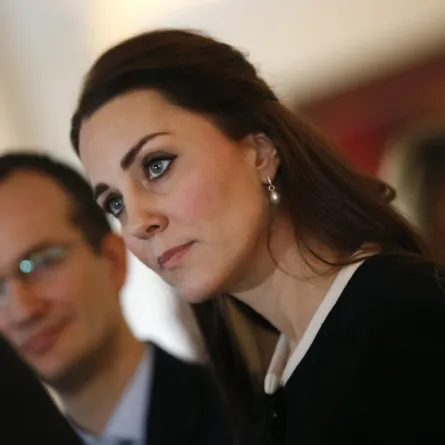 كيت ميدلتون في مأدبة غداء بمقر إقامة القنصل العام البريطاني في نيويورك ( Kate Middleton at a luncheon at the residence of the British Consul General in New York). مصدر الصور: MIKE SEGAR / POOL / AFP