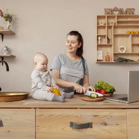 صورة لأم مع طفلها الرضيع