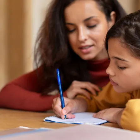 صورة لأم مع ابنتها تدرس