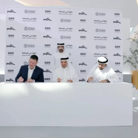 حمدان بن محمد يشهد توقيع اتفاقية الفنون القتالية. الصورة من مكتب دبي الإعلامي