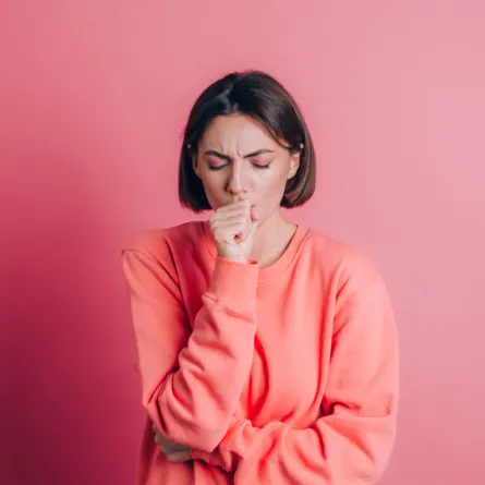 امرأة تعاني من السعال -المصدر freepik