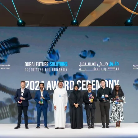 الشيخة لطيفة بنت محمد تكرم الفائزين بمبادرة حلول دبي للمستقبل. الصورة من مكتب دبي الإعلامي