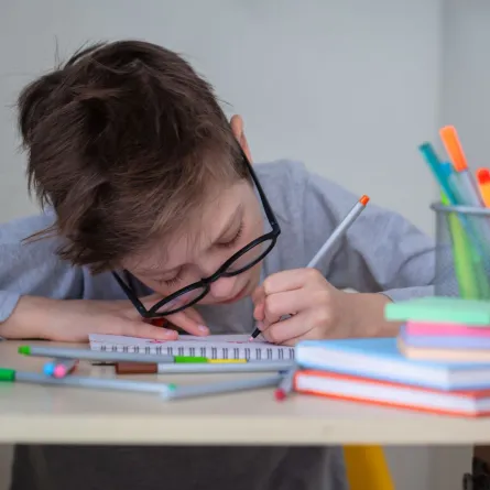 صورة طفل يدرس